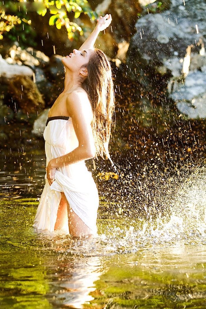 Marie Avgeropoulos in Homs