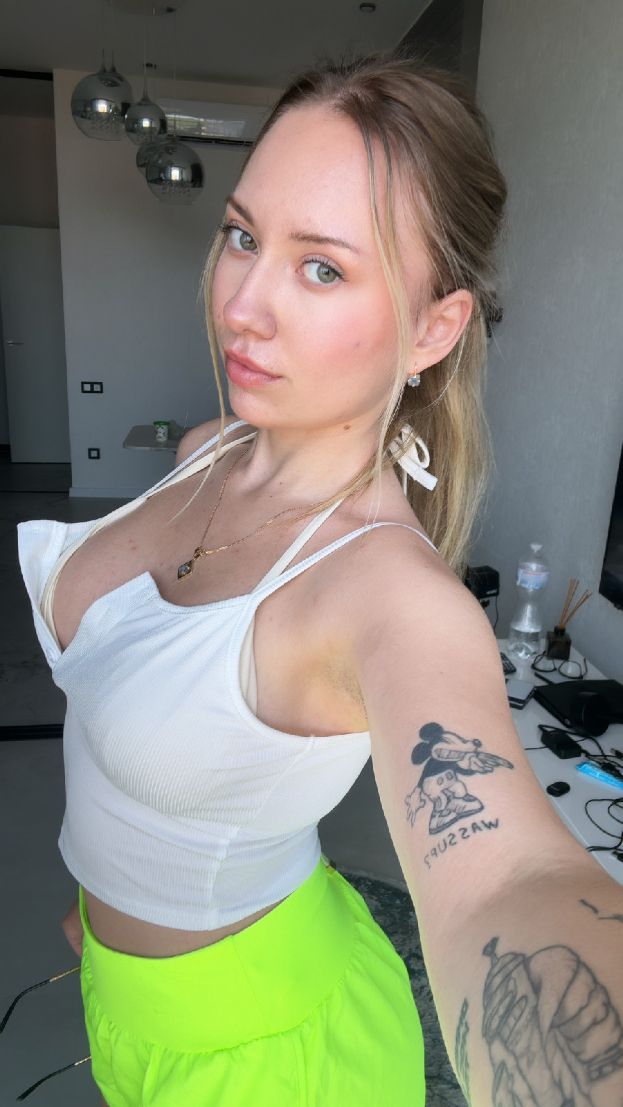 KateV in her underwear in Homs