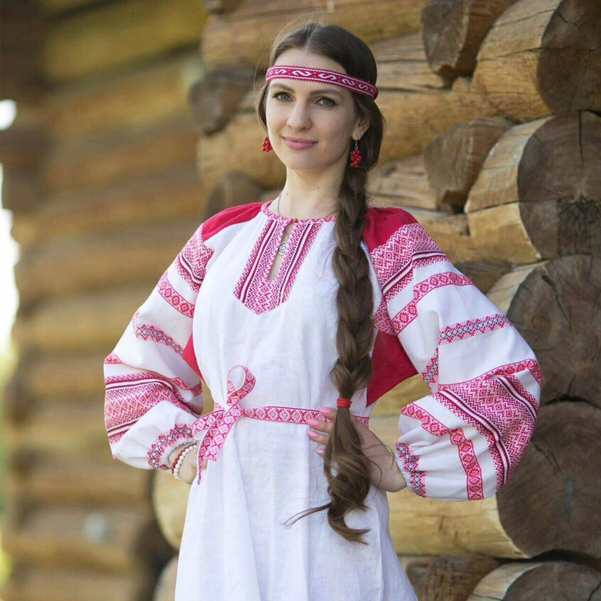 Girls in Slavic costumes in Homs