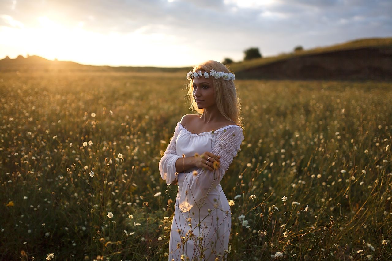 Girls in Slavic costumes in Homs
