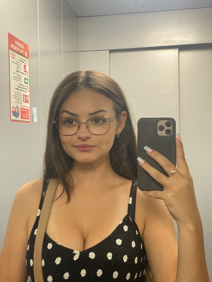 Sexy model Stacy in Homs